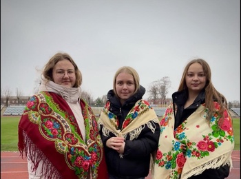 Студенти факультету менеджменту взяли участь у флешмобі до Дня української хустки